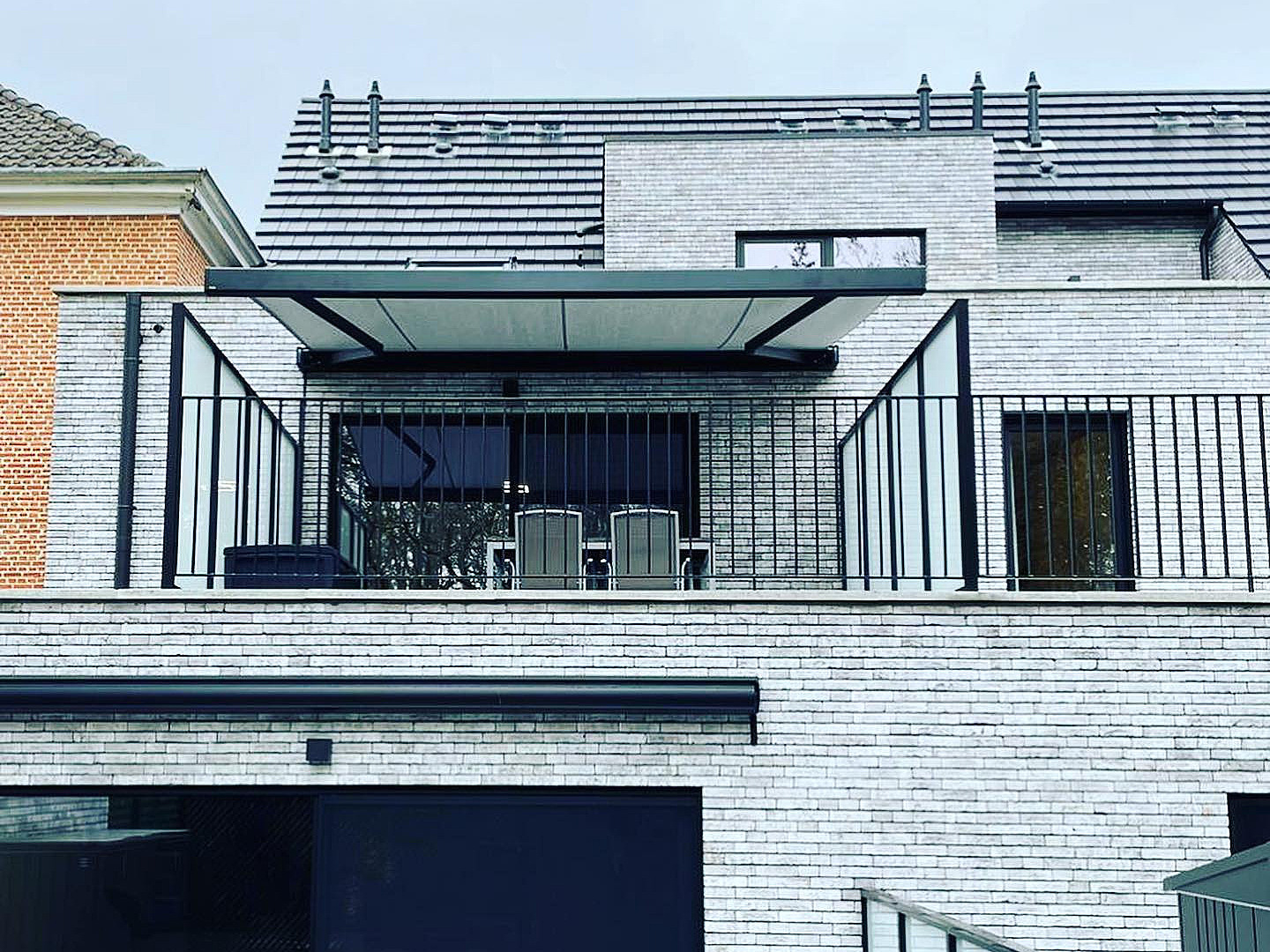 elektrisch zonnescherm -  knikarmen - luifel - zonneluifel - zonnetent - stevig doek - zonwering - schaduw