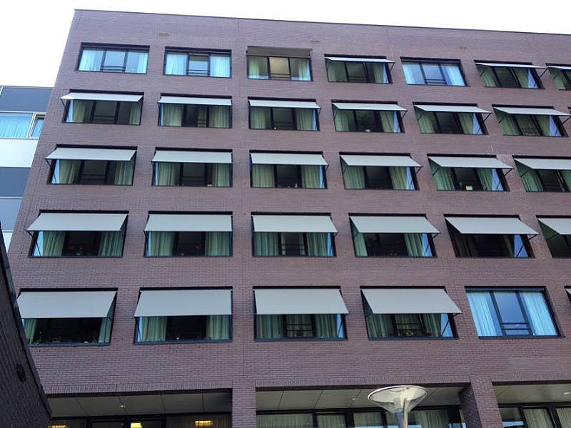 Uitvalscherm - zon weren - luxe doek - vaste armen - type zonnescherm - perfecte oplossing appartement