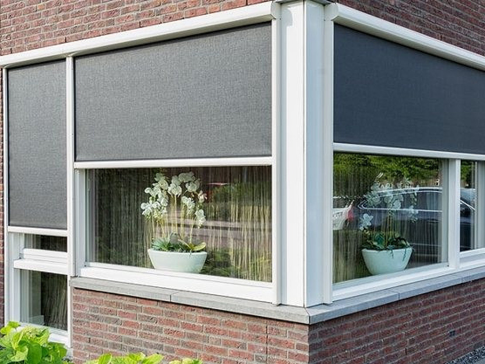 Ritzscreen buitenzonwering - verduisterende doek - half gesloten toestand